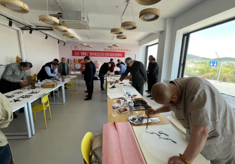 產業為舟 藝術為帆!2025“春暖愛心”慈善書畫走進嶗山王哥莊大饅頭非遺文化傳承中心交流活動舉行