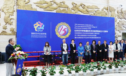 山東藝術學院國際藝術交流學院 成功舉辦國際藝術交流學院成立十五周年 化妝美容設計專業本科學歷教育十周年紀念暨化妝美容設計專業本科學歷教育國際研討會 2012級化妝美容設計專業畢業作品展覽系列活動